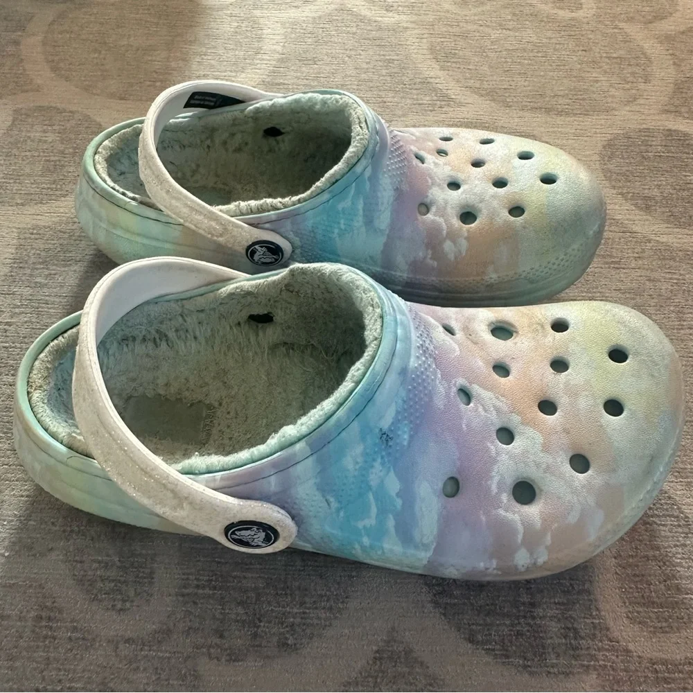 CROCS kids multicolor cloud lined cricket clogs  size 2